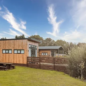 Little Eden Country Park, With Private Hot Tubs Holiday home